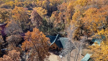 Eine Hütte, umgeben von Herbstlaub, mit freiem Blick auf den umliegenden Wald.