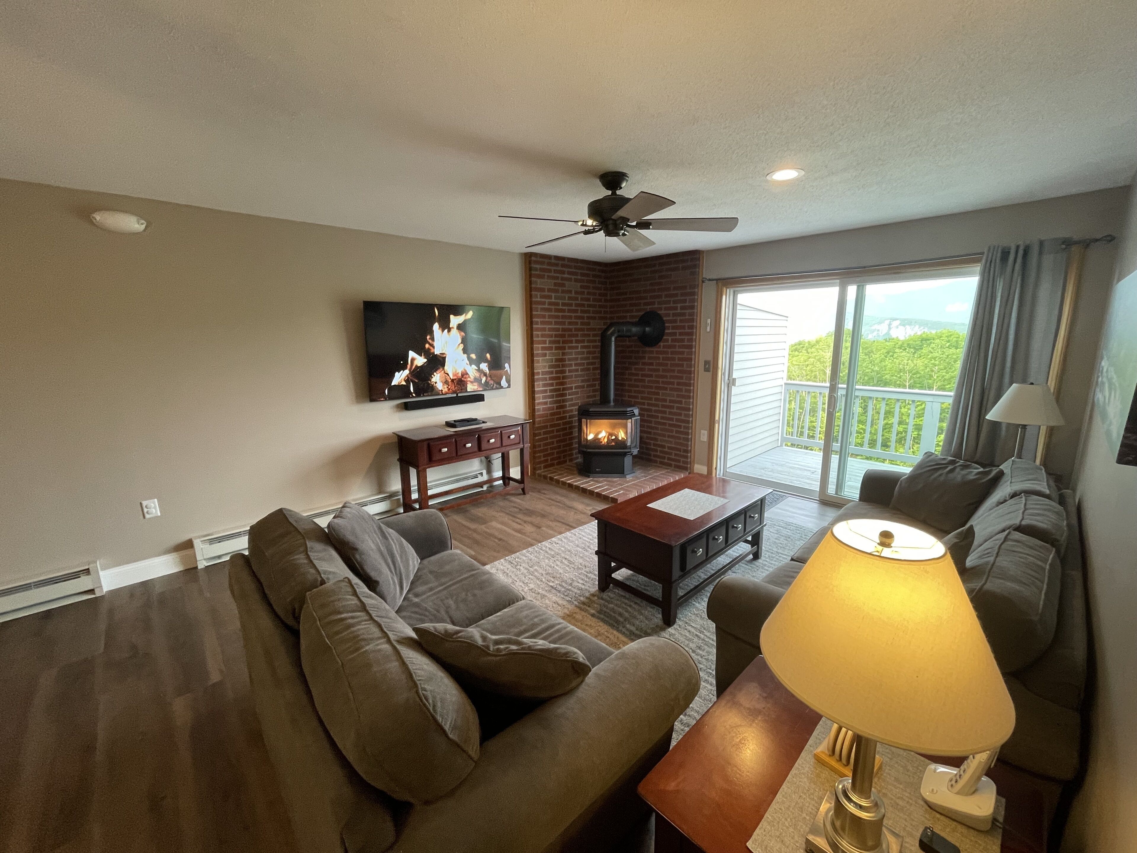 Amazing Views, Peaceful Surroundings, Yet Minutes From All The Fun. 3/2