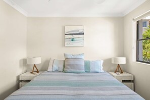 4 bedrooms, iron/ironing board, WiFi, bed sheets - "The Verandah" - Ocean Views (Avoca Beach)