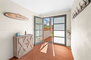 Interior - "The Verandah" - Ocean Views (Avoca Beach)