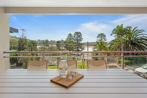 Outdoor dining - "The Verandah" - Ocean Views (Avoca Beach)