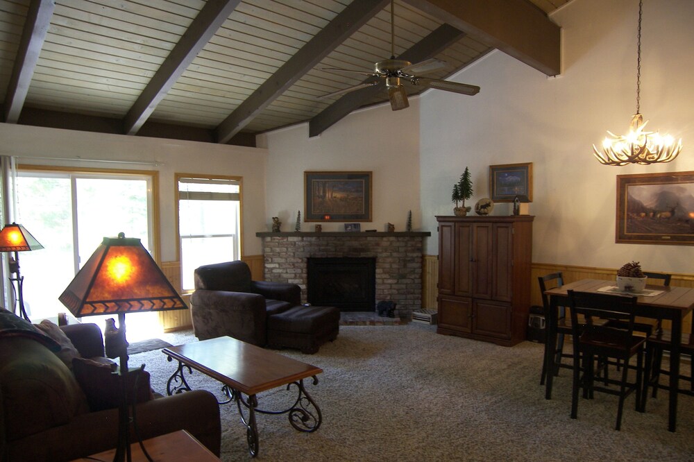 3BR 2.5BA Condo Near Skiing And Hiking Trails