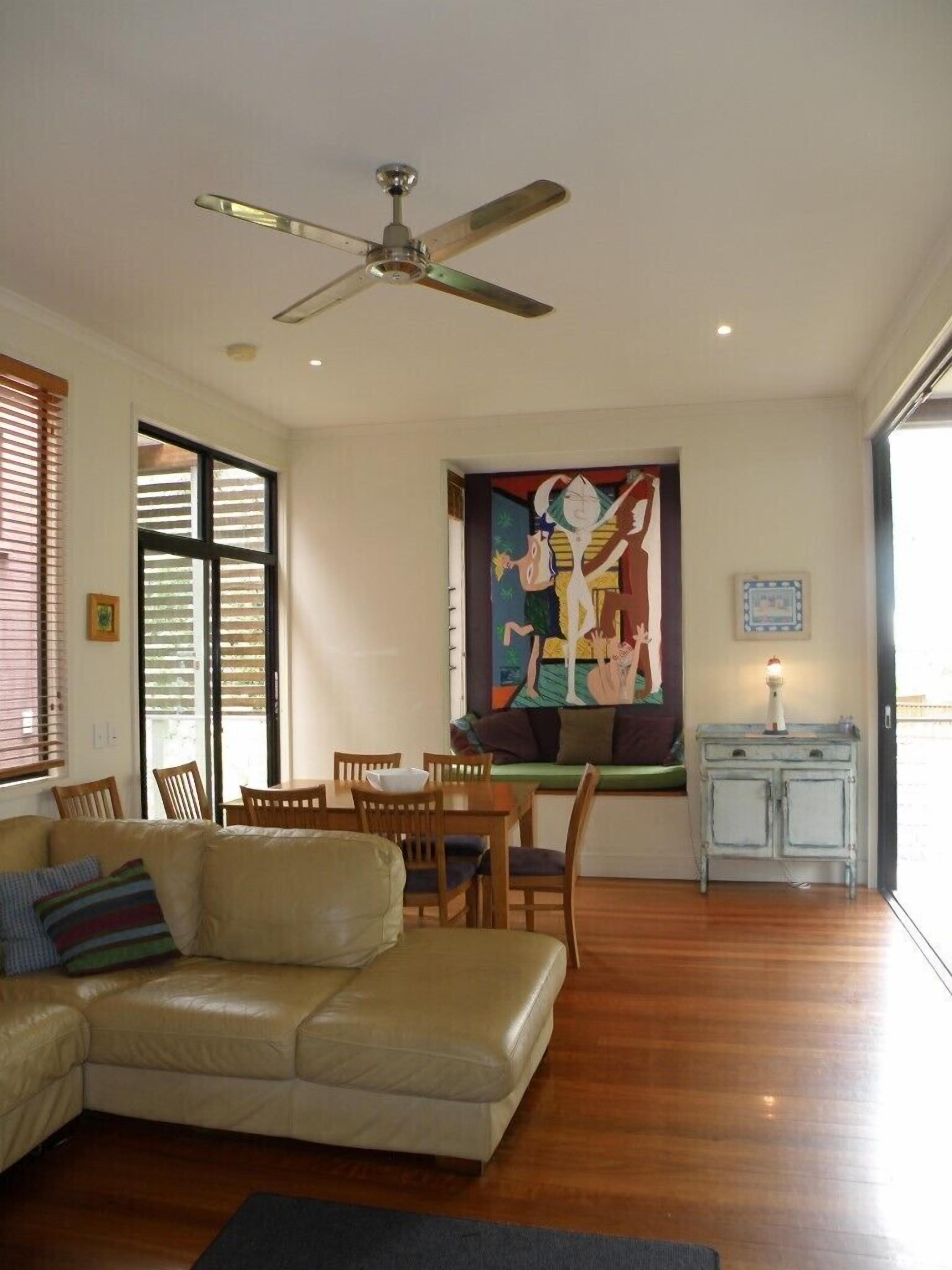 Central location - walking distance to beaches, shops and hotel.