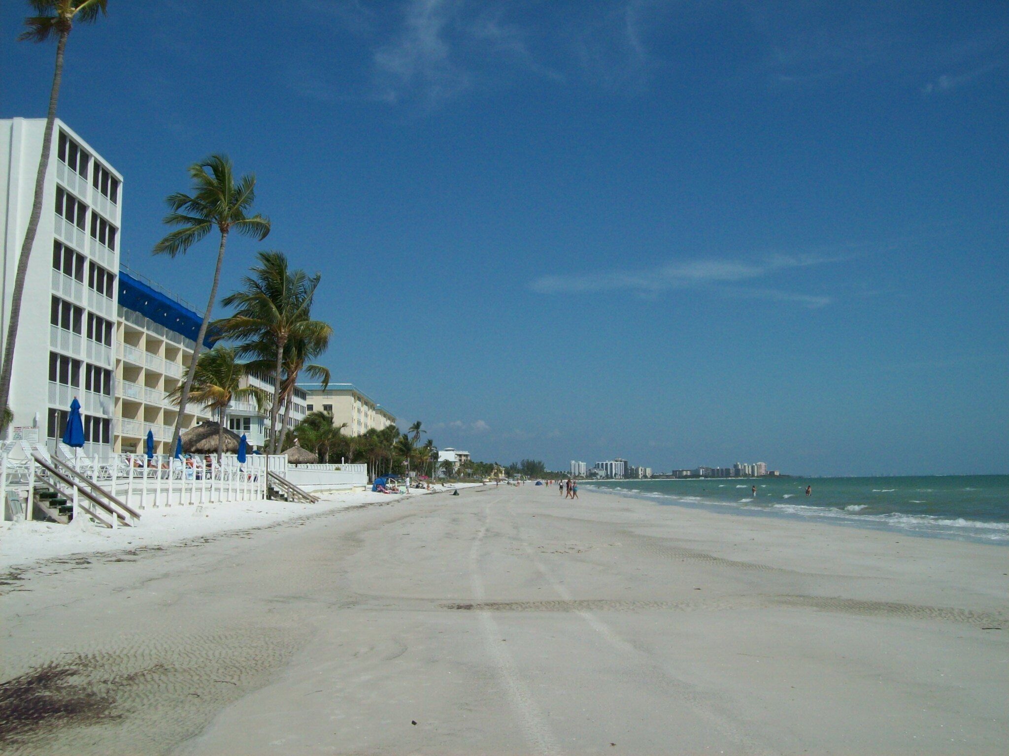 Beach nearby, sun-loungers, beach towels