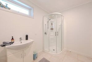 Een bad, milieuvriendelijke toiletartikelen, een haardroger, handdoeken