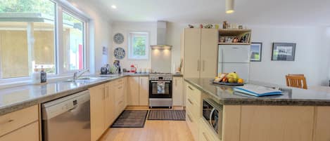 Kjøleskap, mikrobølgeovn, ovn og kokeplater