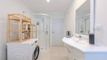 Baignoire, articles de toilette écologiques, sÚche-cheveux
