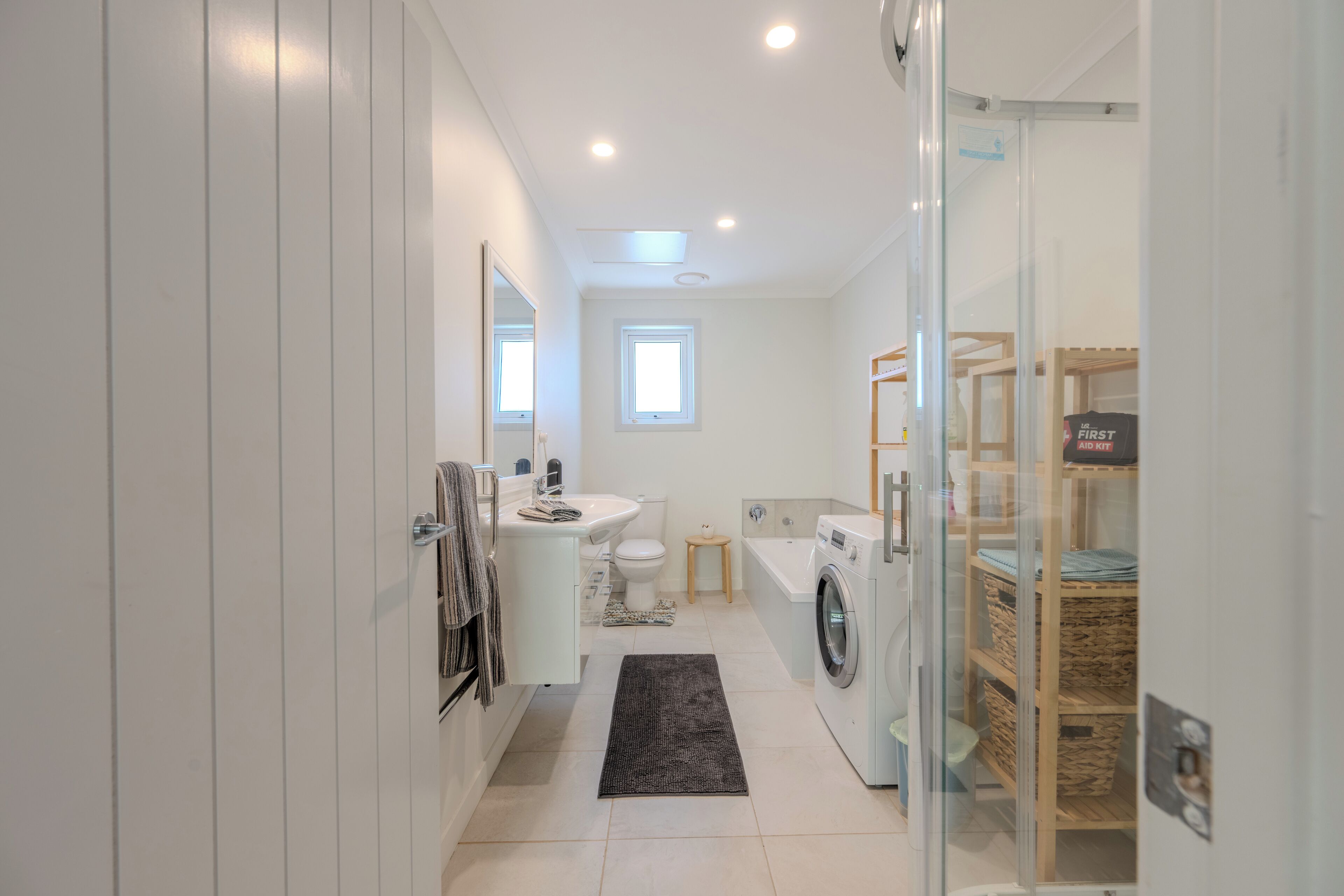 Baignoire, articles de toilette écologiques, sèche-cheveux