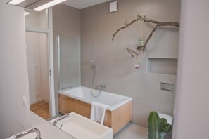 Elite-Apartment, 1 Queen-Bett und Schlafsofa, Nichtraucher, Stadtblick | Badezimmer | Duschwanne, Haartrockner, Handtücher