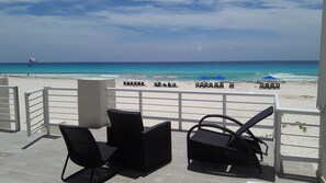 En la playa, camastros, sombrillas y toallas de playa 