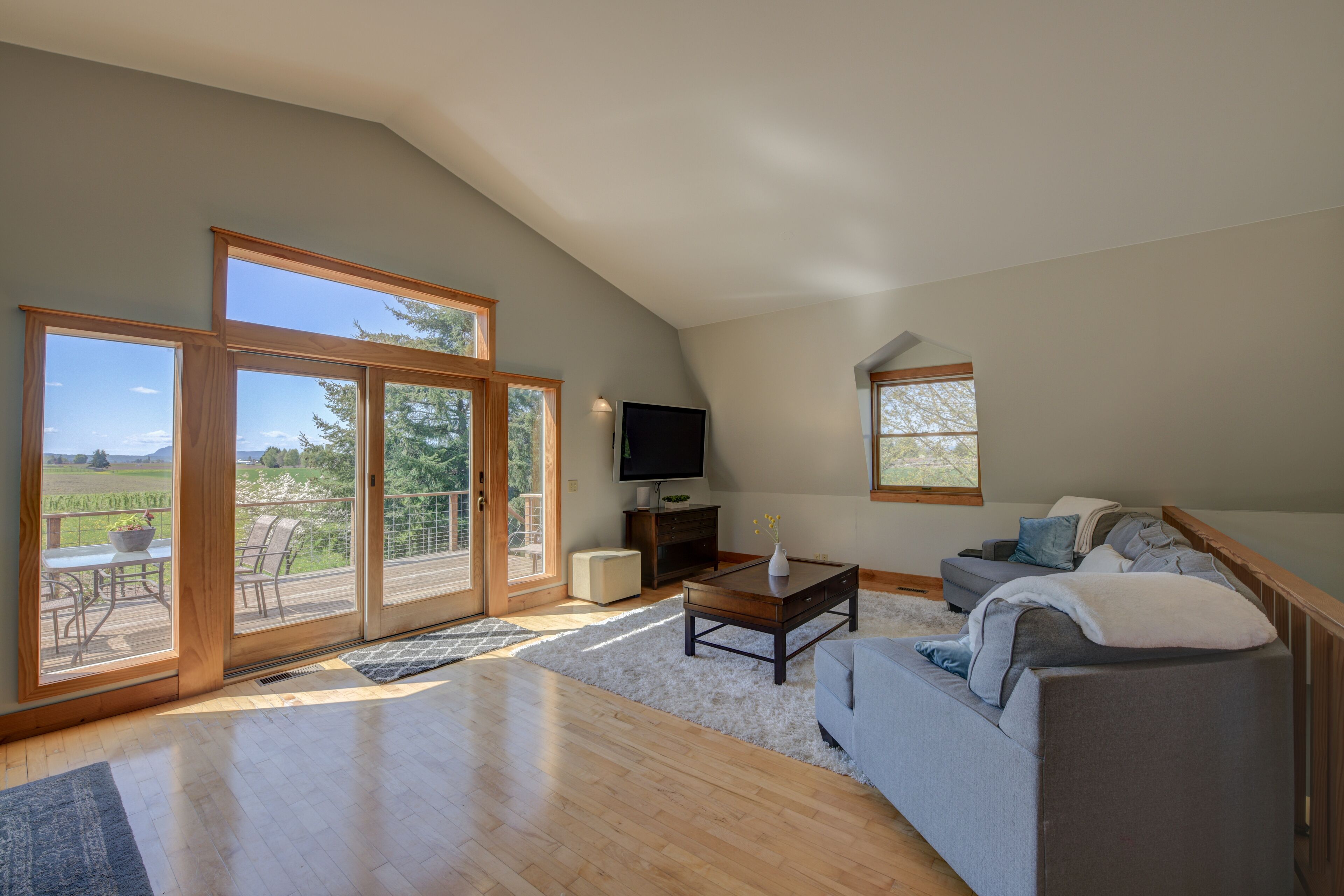 The Barn Apartment at Avon Acres - Amazing View, incredible Sunsets and HOT TUB!