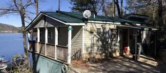 Cozy Lake-front cabin with a private dock and beautiful views on Lake Santeetlah