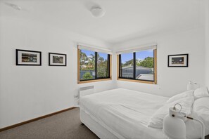 4 bedrooms, iron/ironing board, internet, bed sheets