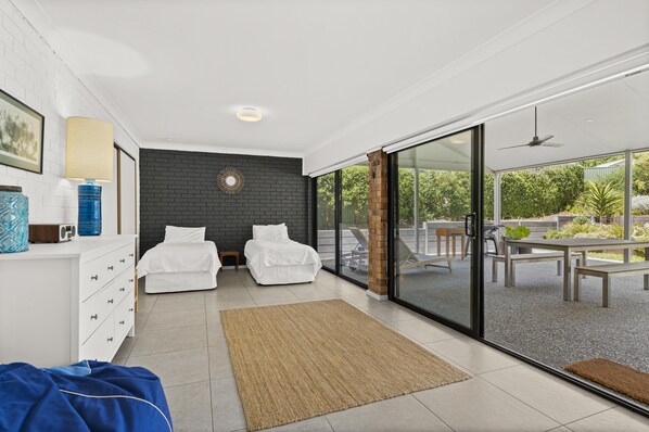 4 bedrooms, iron/ironing board, internet, bed sheets