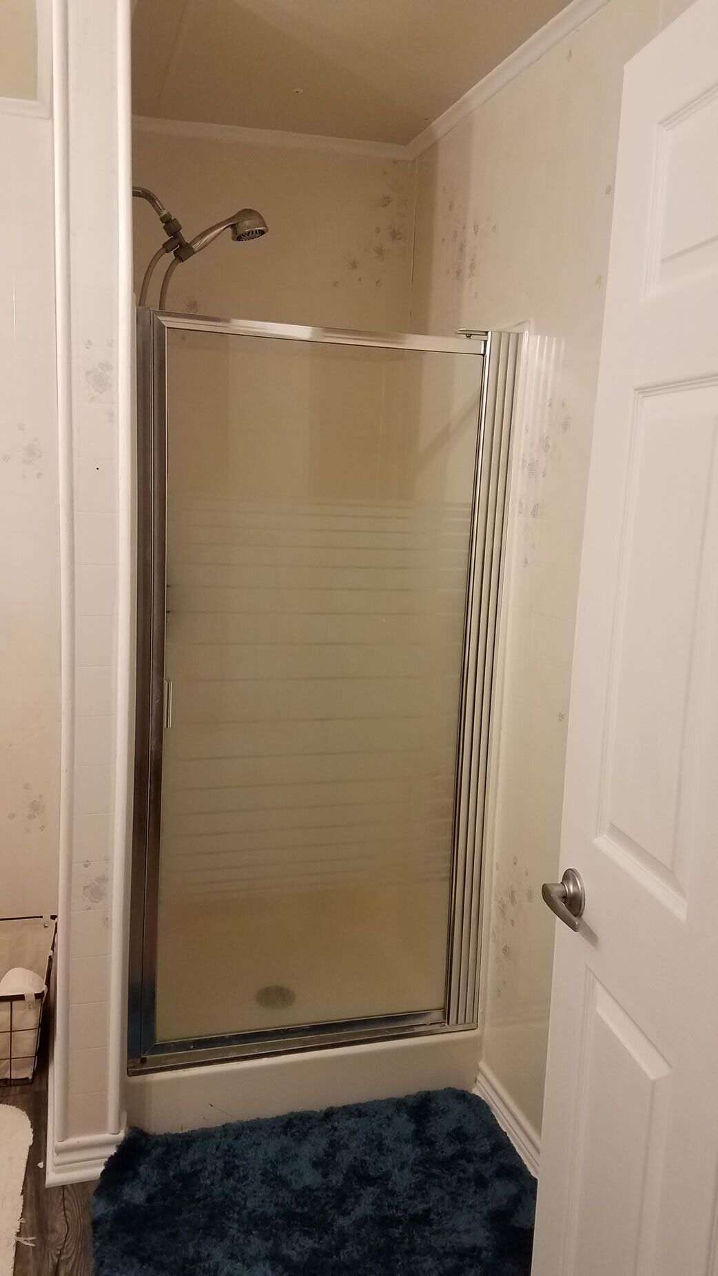 Een bad/douchecombinatie, een haardroger, handdoeken, shampoo