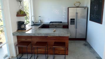 Coffee/tea maker, fridge, oven, stovetop