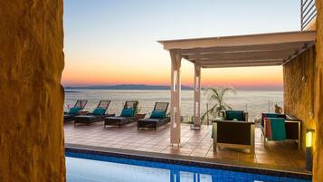 Ulkouima-allas, lämmitetty uima-allas, aurinkotuoleja