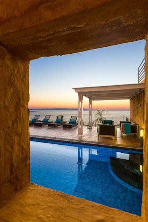 Außenpool, beheizter Pool, Liegestühle