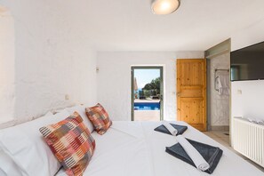 3 chambres, coffre-fort, bureau, fer et planche à repasser