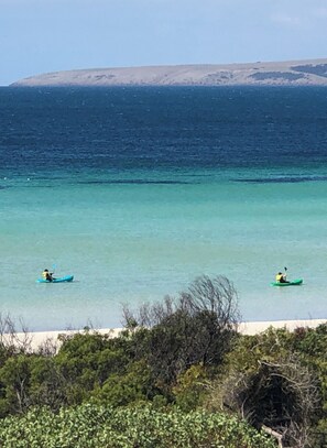 Plage, chaises longues, parasols