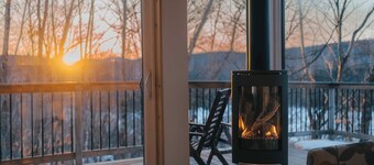 Loft contemporáneo brillante en la ladera de una montaña