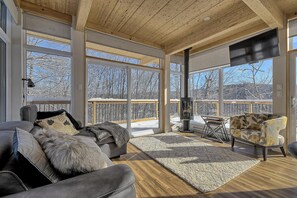 Tv, eldstad, böcker och kontor