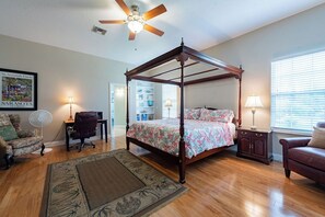 5 bedrooms, desk, iron/ironing board, travel crib