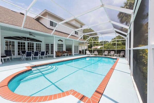 Een buitenzwembad, een verwarmd zwembad