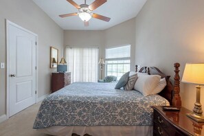 5 slaapkamers, een bureau, een strijkplank/strijkijzer, reisbedje