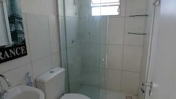 Toalhas de banho, sabonete, shampoo, papel higiênico