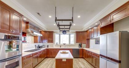Spacious Group Retreat w/ Game Room in Marshall!