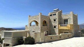 Exterior - Villa Ovgoro – Luxury 3-Level Villa with Heated Pool, Jacuzzi & Panoramic Views (Kamilari)