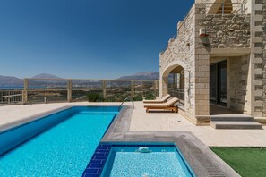 Outdoor pool - Villa Ovgoro – Luxury 3-Level Villa with Heated Pool, Jacuzzi & Panoramic Views (Kamilari)