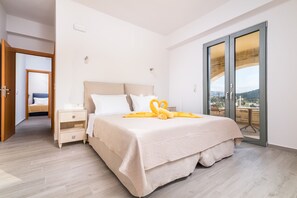 4 bedrooms, in-room safe, iron/ironing board, WiFi - Villa Ovgoro, 3-level building with swimming pool and floor heating. (Kamilari)