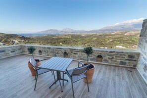 Outdoor dining - Villa Ovgoro, 3-level building with swimming pool and floor heating. (Kamilari)