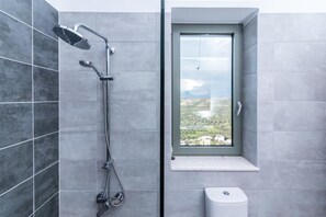 Douche, sèche-cheveux, serviettes fournies, savon