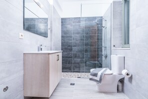 Een douche, een haardroger, handdoeken, zeep