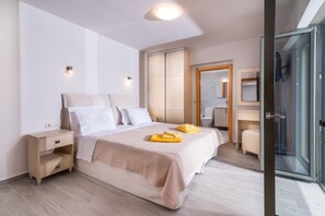 4 bedrooms, in-room safe, iron/ironing board, free WiFi - Villa Ovgoro – Luxury 3-Level Villa with Heated Pool, Jacuzzi & Panoramic Views (Kamilari)