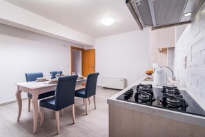 Fridge, microwave, oven, stovetop - Villa Ovgoro – Luxury 3-Level Villa with Heated Pool, Jacuzzi & Panoramic Views (Kamilari)