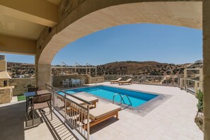 Outdoor dining - Villa Ovgoro – Luxury 3-Level Villa with Heated Pool, Jacuzzi & Panoramic Views (Kamilari)