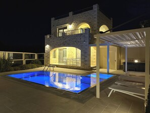 Outdoor pool - Villa Ovgoro – Luxury 3-Level Villa with Heated Pool, Jacuzzi & Panoramic Views (Kamilari)