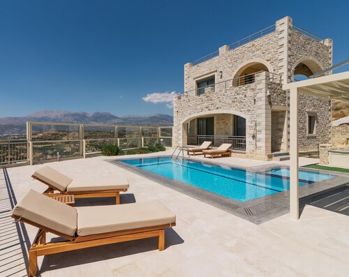Villa Ovgoro – Luxury 3-Level Villa with Heated Pool, Jacuzzi & Panoramic Views