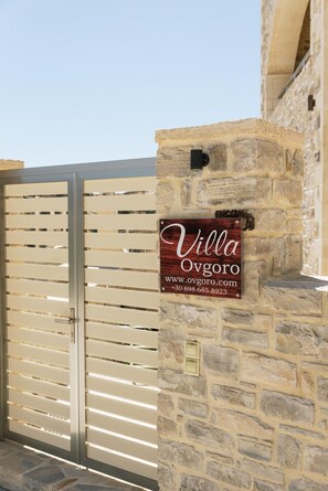 Exterior detail - Villa Ovgoro – Luxury 3-Level Villa with Heated Pool, Jacuzzi & Panoramic Views (Kamilari)