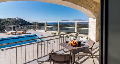 Villa Ovgoro, bùtiment de 3 étages avec piscine et chauffage au sol.