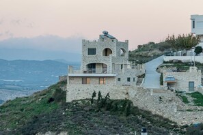Exterior - Villa Ovgoro – Luxury 3-Level Villa with Heated Pool, Jacuzzi & Panoramic Views (Kamilari)