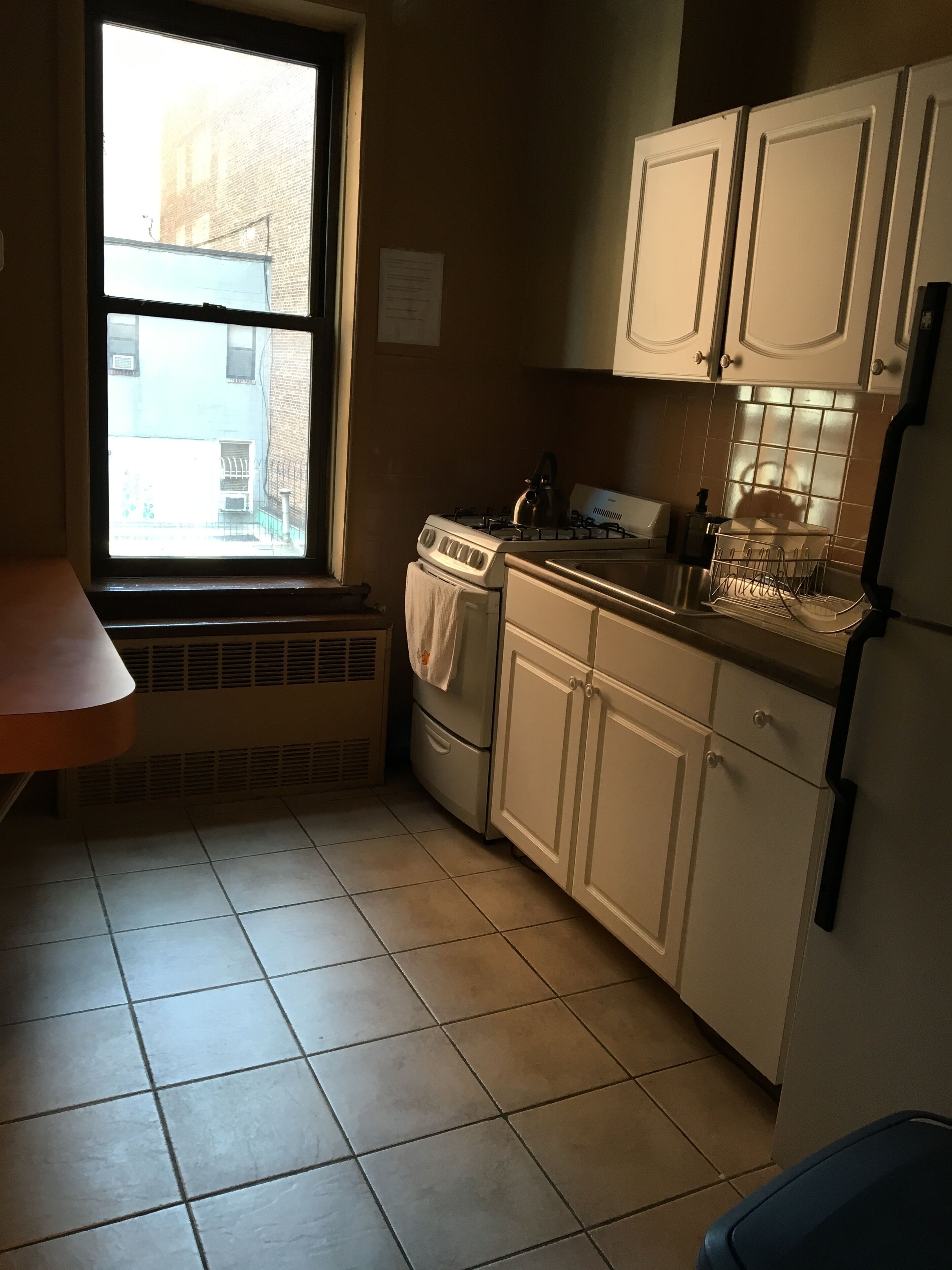 Coffee/tea maker, fridge, microwave, stovetop
