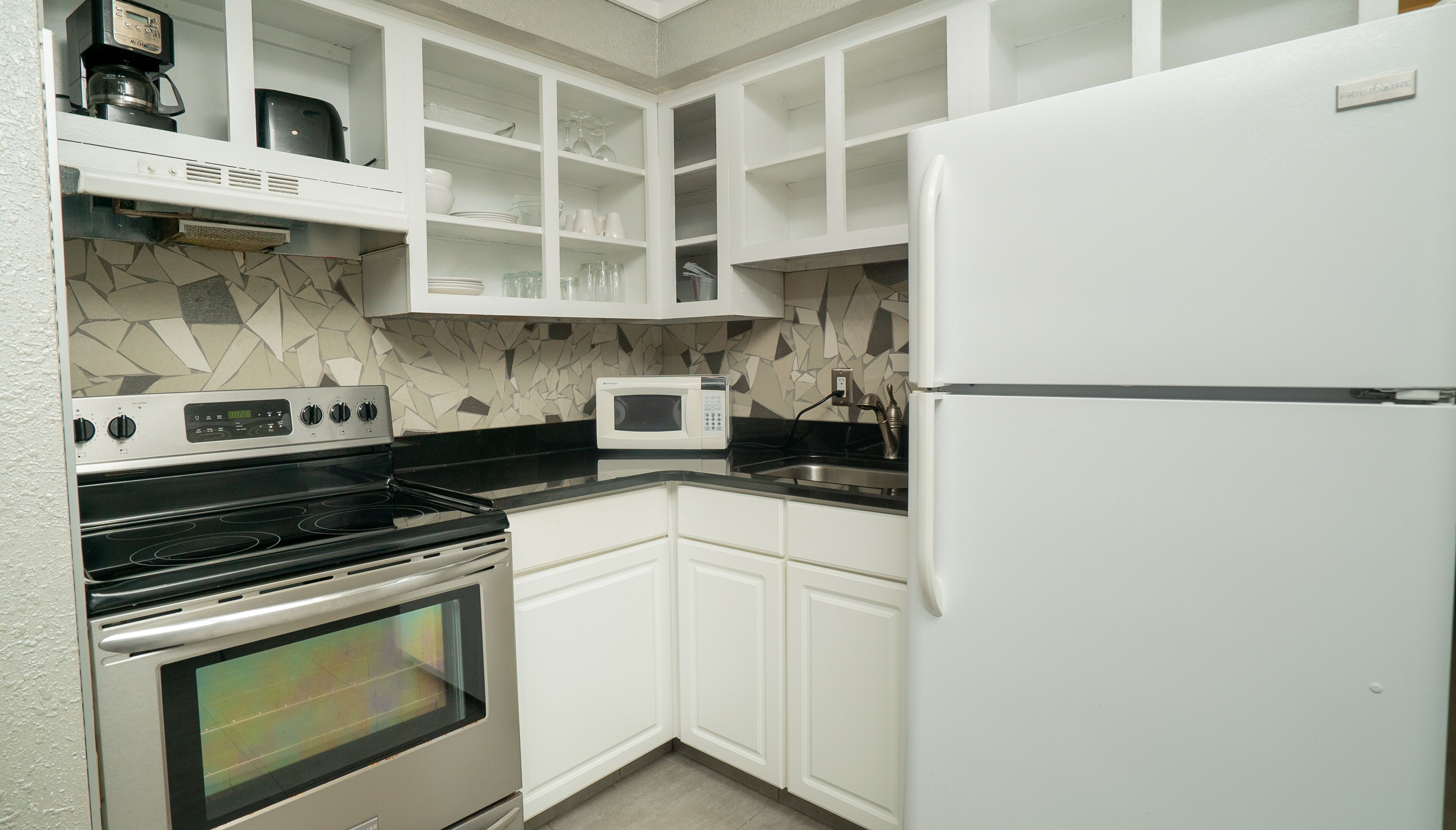 Ostiglia - Perfect Couples Getaway 3 Minutes Walk from the Surf & Sand!