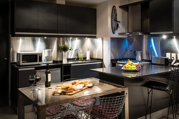 Réfrigérateur, micro-ondes, four, plaque de cuisson