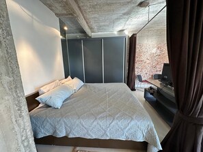 Bureau, fer et planche à repasser, Wi-Fi, draps fournis