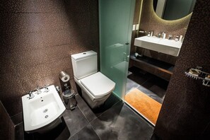 Douche, sèche-cheveux, serviettes fournies